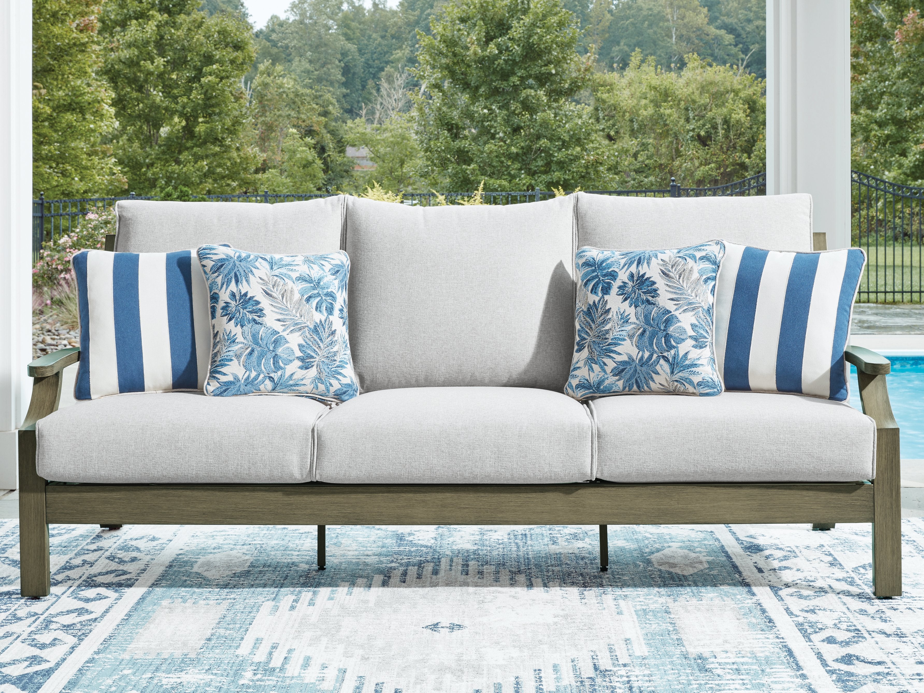 Rainier Ranch Outdoor Sofa with Cushion